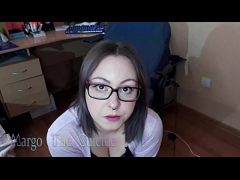 ❤️ Σέξι κορίτσι με γυαλιά πιπιλίζει Dildo βαθιά στην κάμερα ❌ Γαμημένο βίντεο ❌️❤